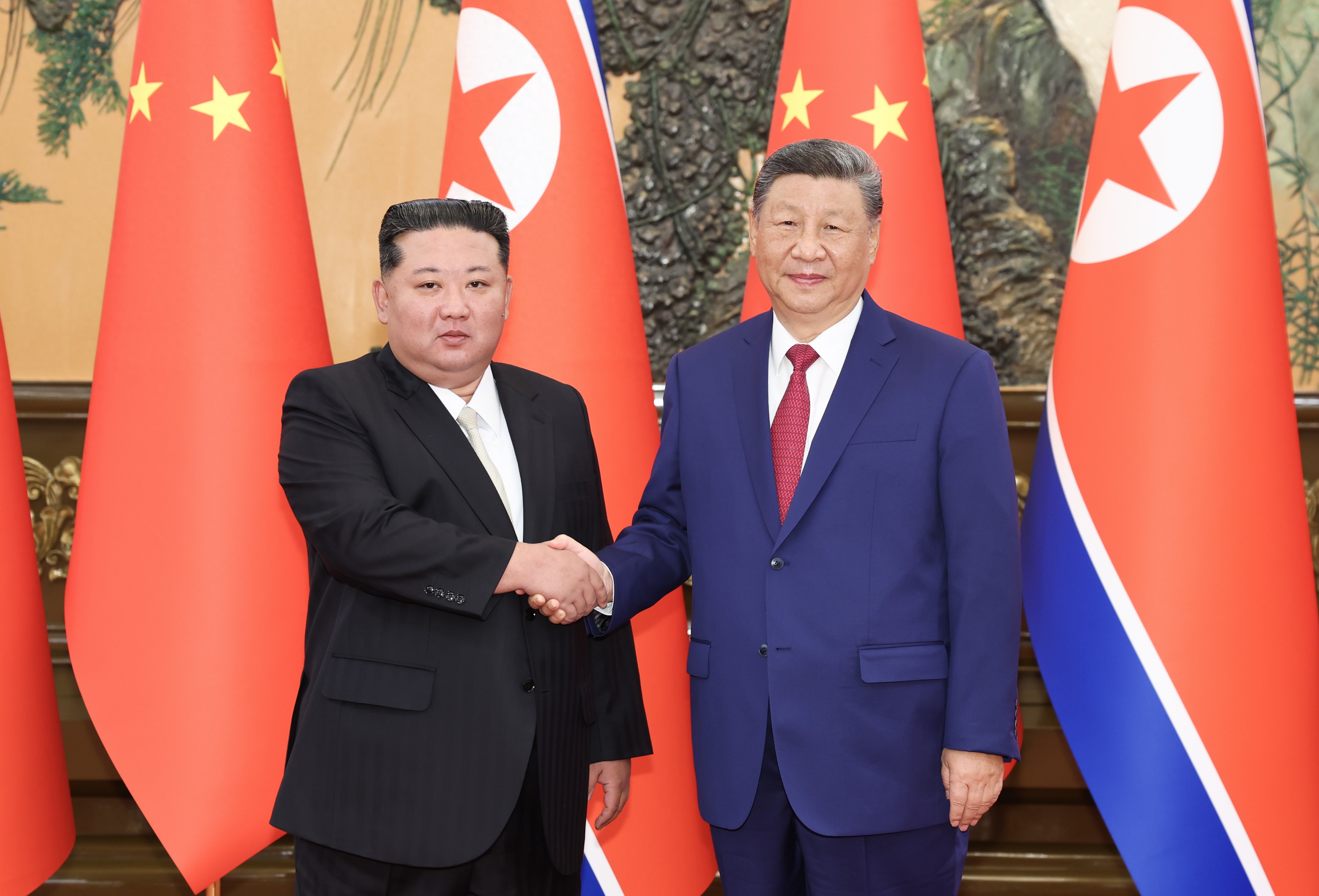 9月4日晚，中共中央總書記、國家主席習近平在北京人民大會堂同來華出席紀念中國人民抗日戰(zhàn)爭暨世界反法西斯戰(zhàn)爭勝利80周年活動的朝鮮勞動黨總書記、國務委員長金正恩舉行會談。